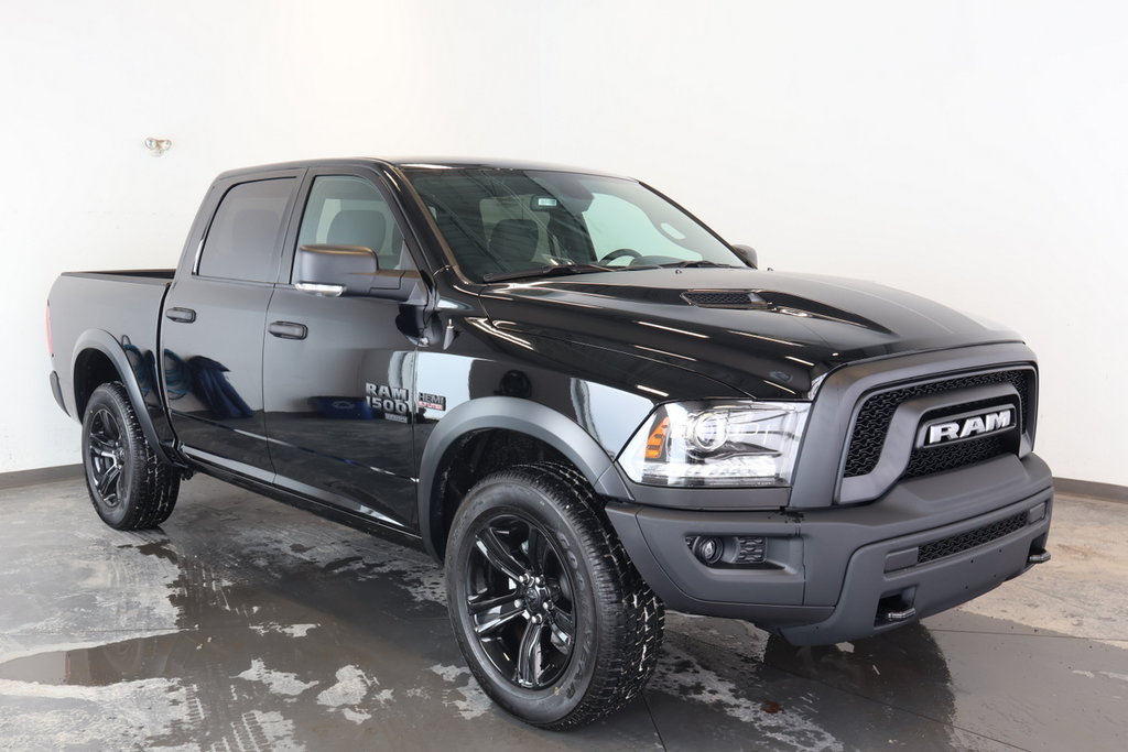 2024 Ram 1500 Classic WARLOCK in Sherbrooke, Quebec - 4 - w1024h768px