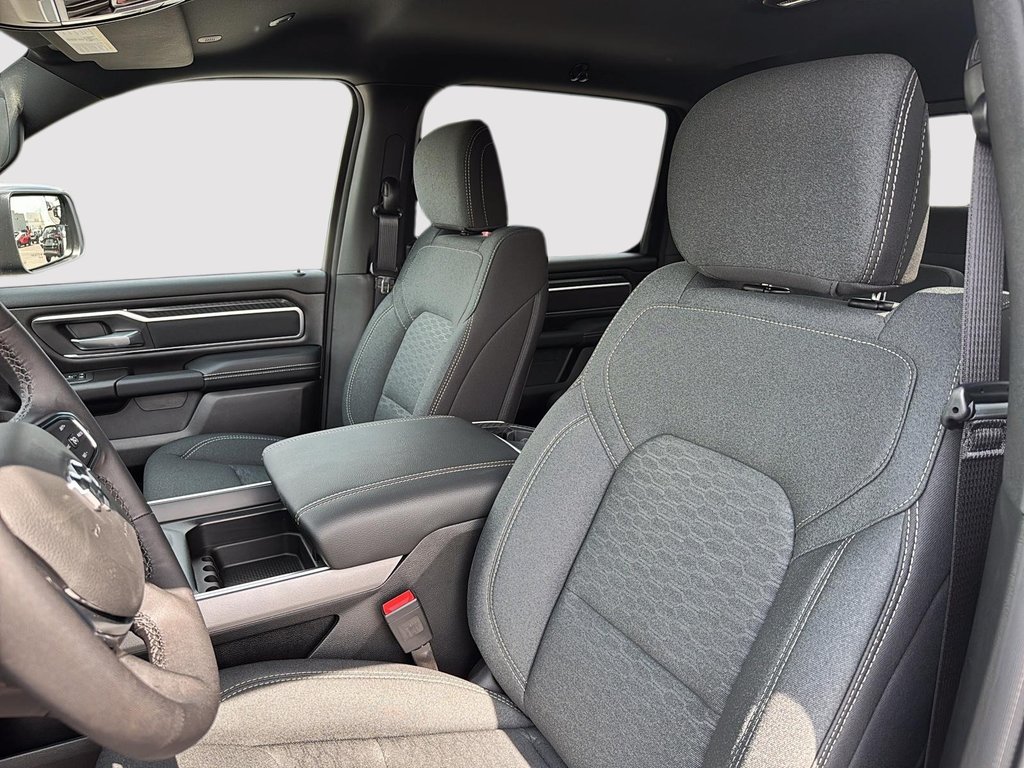 2025 Ram 1500 BIG HORN in St-Jean-Sur-Richelieu, Quebec - 9 - w1024h768px