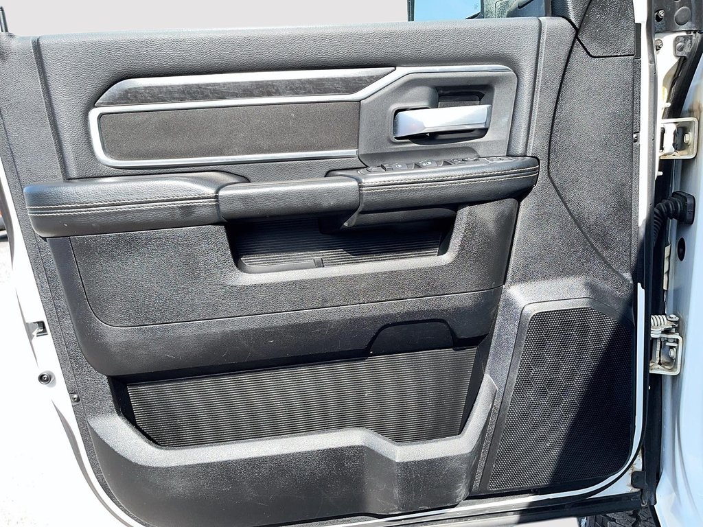 Ram 3500 Big Horn Night Crewcab V8 4X4 2024 à St-Jean-Sur-Richelieu, Québec - 11 - w1024h768px