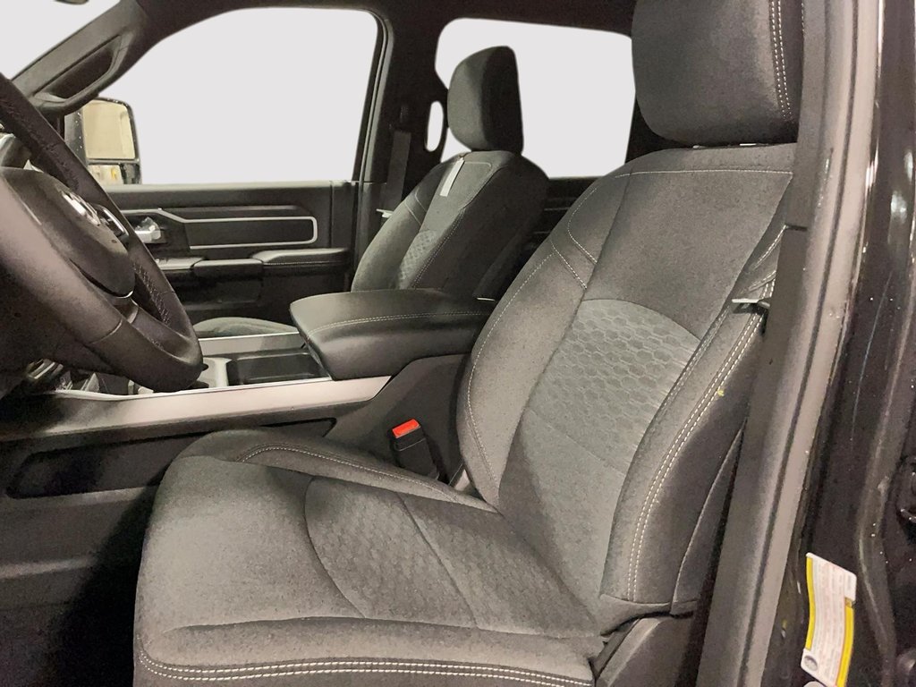 2026 Ram 3500 BIG HORN in Sherbrooke, Quebec - 8 - w1024h768px