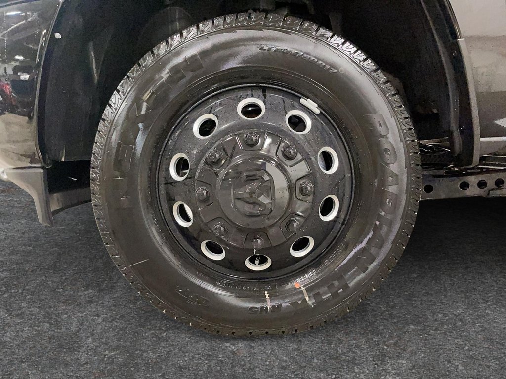 2026 Ram 3500 BIG HORN in Sherbrooke, Quebec - 7 - w1024h768px