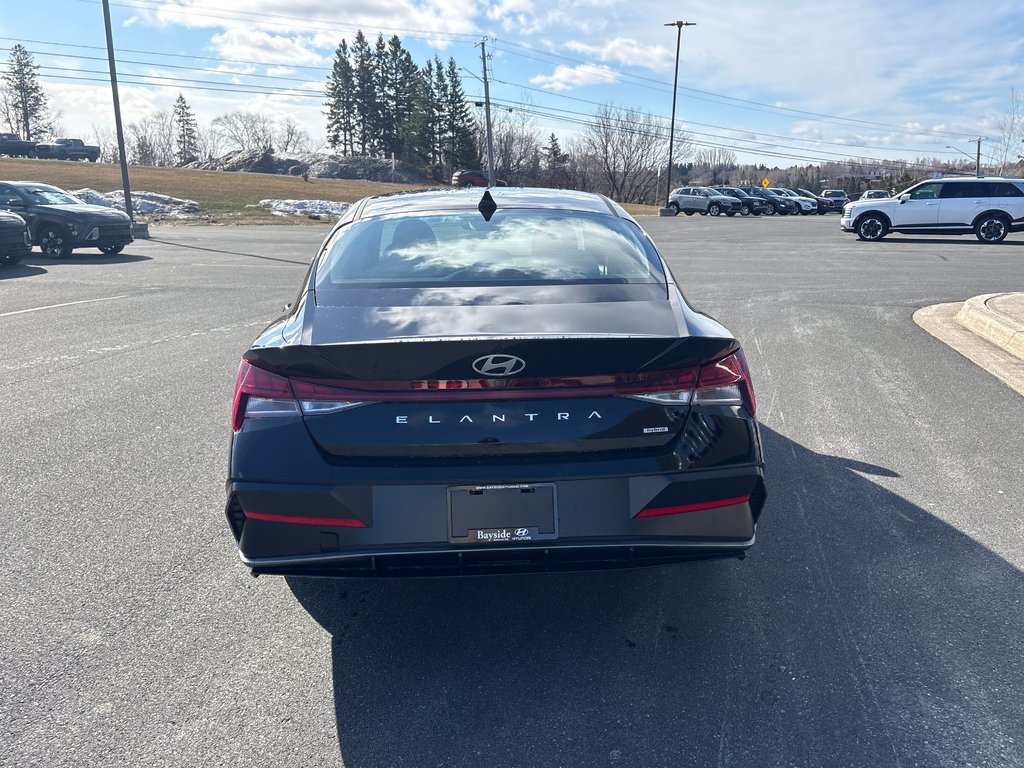 Hyundai Elantra Hybrid Luxury Sedan w/Two-Tone Interior 2026 à Bathurst, Nouveau-Brunswick - 9 - w1024h768px