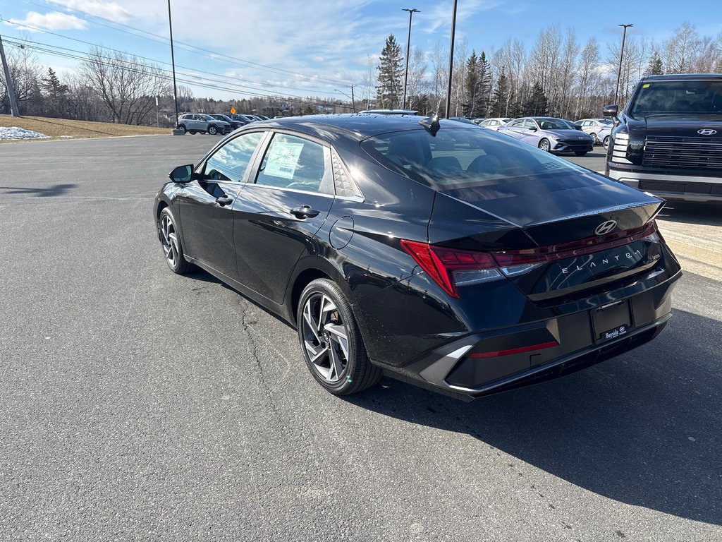 Hyundai Elantra Hybrid Luxury Sedan w/Two-Tone Interior 2026 à Bathurst, Nouveau-Brunswick - 10 - w1024h768px