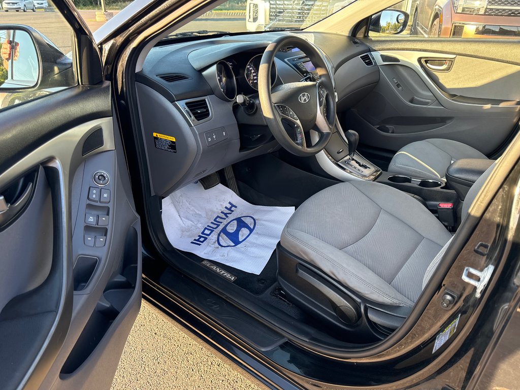 2013  Elantra GL in Bathurst, New Brunswick - 9 - w1024h768px