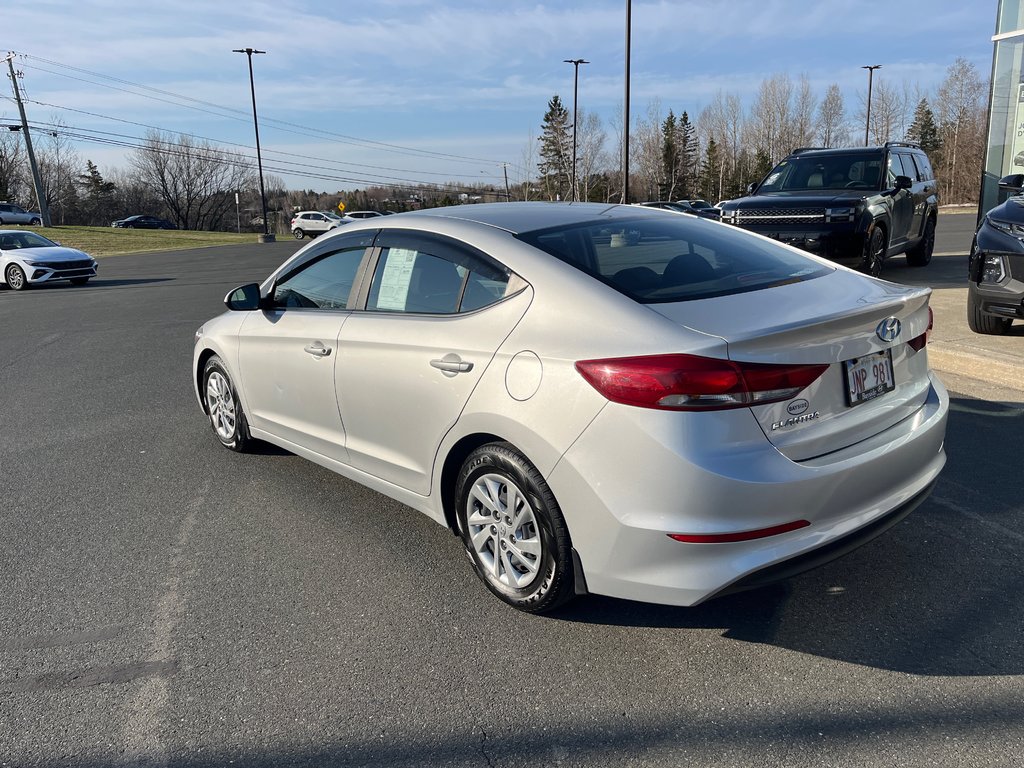 Hyundai Elantra LE 2017 à Bathurst, Nouveau-Brunswick - 8 - w1024h768px