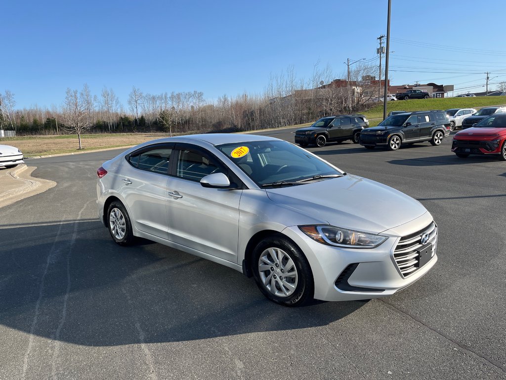 Hyundai Elantra LE 2017 à Bathurst, Nouveau-Brunswick - 4 - w1024h768px