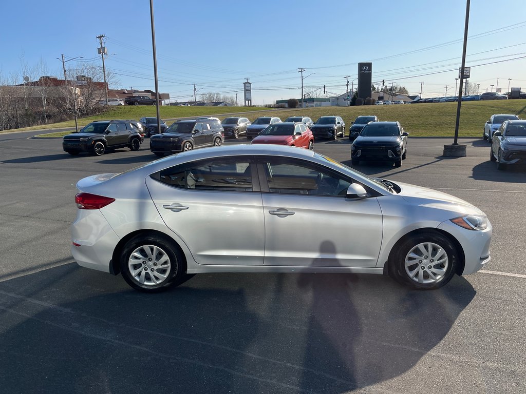 Hyundai Elantra LE 2017 à Bathurst, Nouveau-Brunswick - 5 - w1024h768px