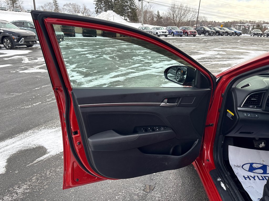 Hyundai Elantra GLS 2017 à Bathurst, Nouveau-Brunswick - 9 - w1024h768px