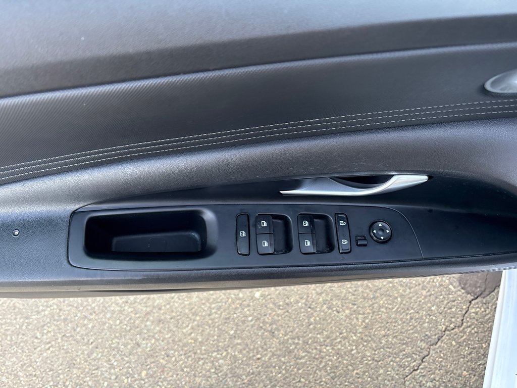 2022 Hyundai Elantra Preferred in Bathurst, New Brunswick - 9 - w1024h768px