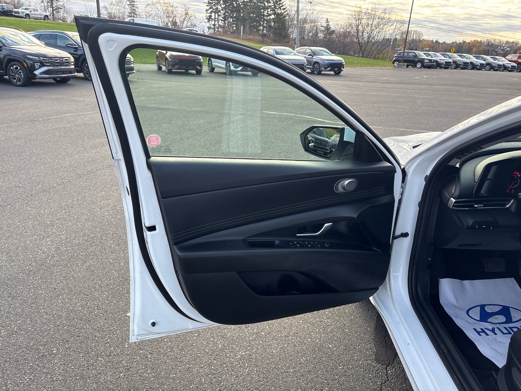 2022 Hyundai Elantra Preferred in Bathurst, New Brunswick - 8 - w1024h768px