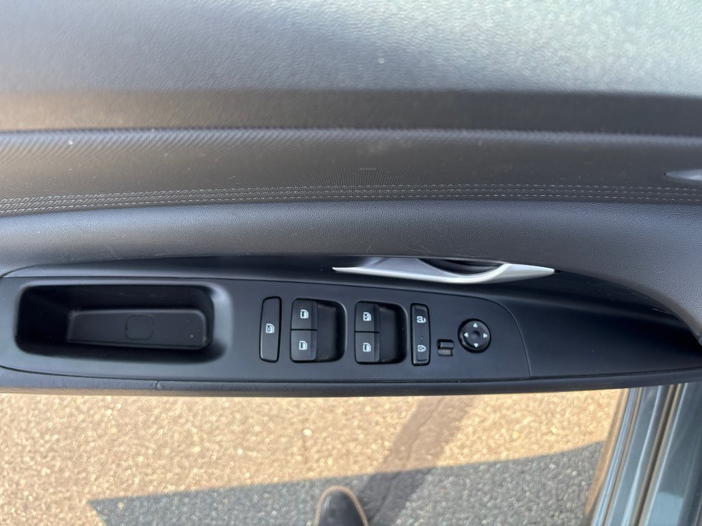 2023 Hyundai Elantra Preferred in Bathurst, New Brunswick - 10 - w1024h768px