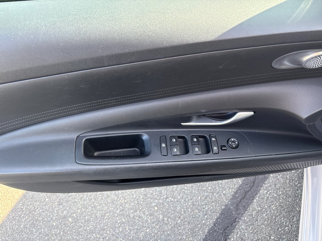 2023 Hyundai Elantra Essential in Bathurst, New Brunswick - 10 - w1024h768px