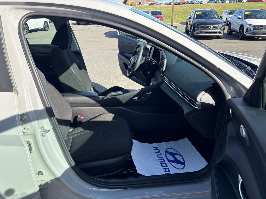 2023 Hyundai Elantra Essential in Bathurst, New Brunswick - 13 - w1024h768px