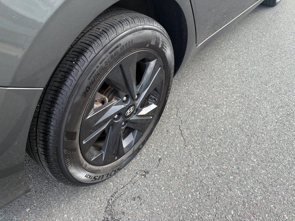 2023 Hyundai Elantra Preferred in Bathurst, New Brunswick - 8 - w1024h768px
