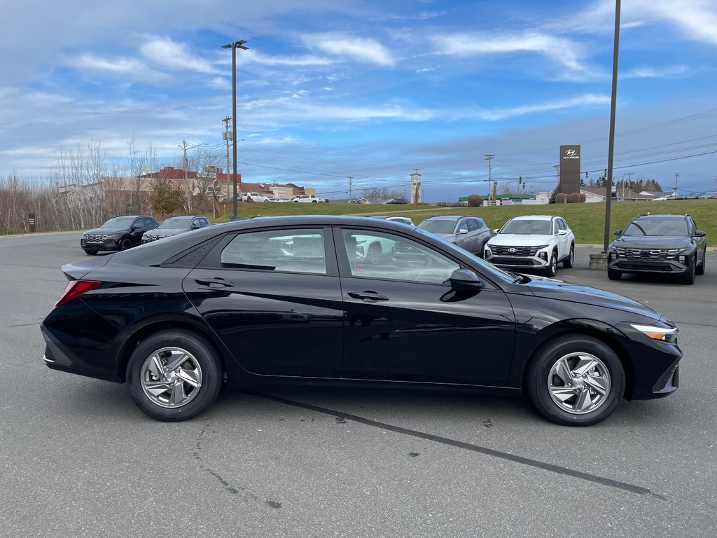 Elantra Essential IVT 2025 à Bathurst, Nouveau-Brunswick - 4 - w1024h768px