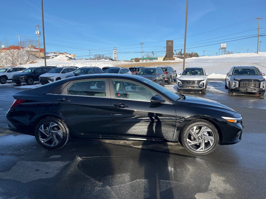 2025 Hyundai Elantra Luxury IVT w/Two-Tone Interior in Bathurst, New Brunswick - 5 - w1024h768px