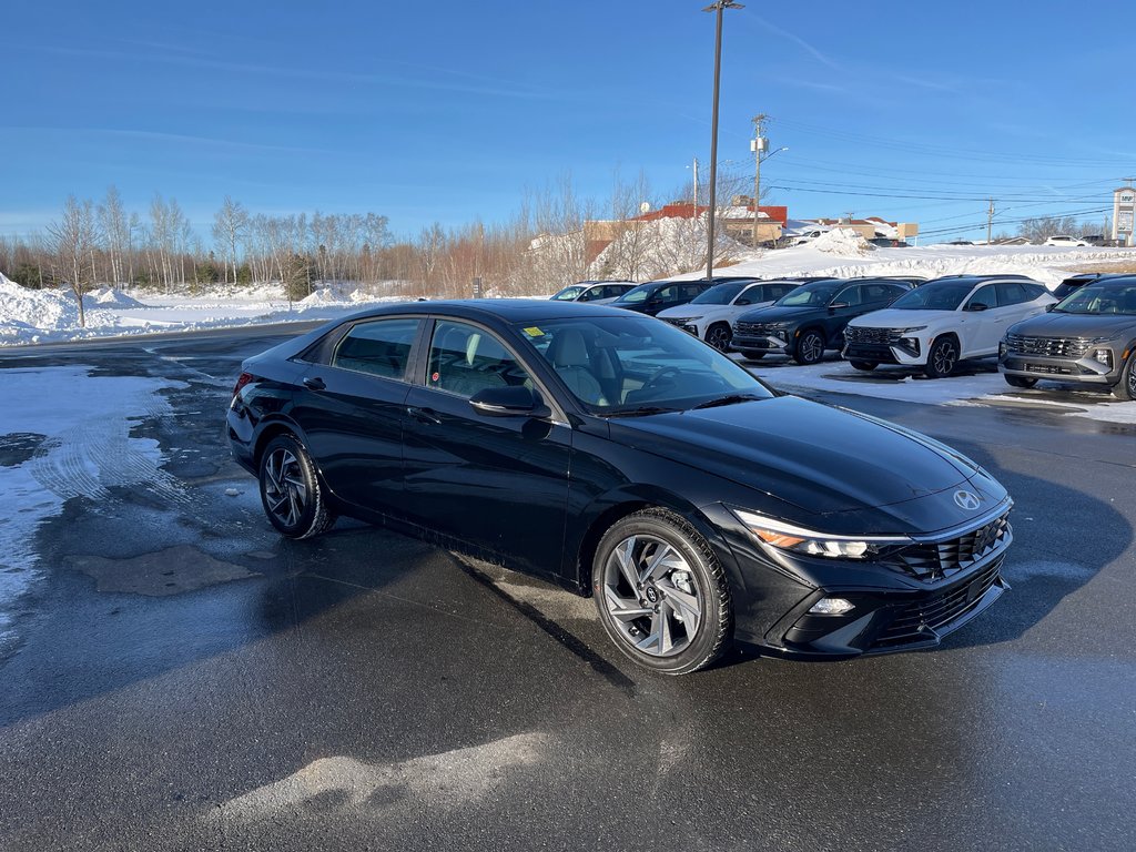 2025 Hyundai Elantra Luxury IVT w/Two-Tone Interior in Bathurst, New Brunswick - 4 - w1024h768px