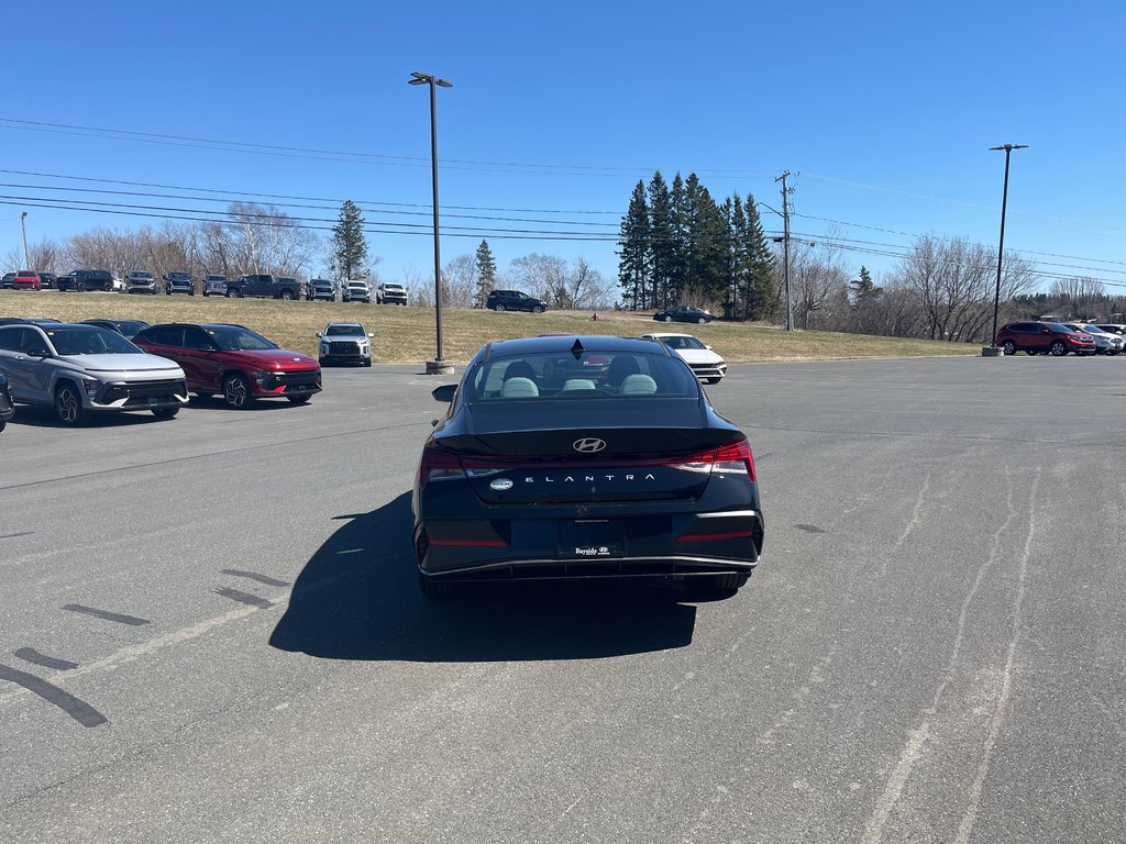 2025 Hyundai Elantra Luxury IVT w/Two-Tone Interior in Bathurst, New Brunswick - 6 - w1024h768px