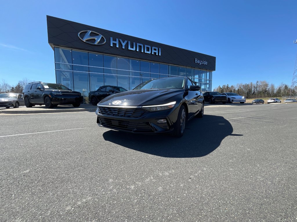 2025 Hyundai Elantra Luxury IVT w/Two-Tone Interior in Bathurst, New Brunswick - 3 - w1024h768px