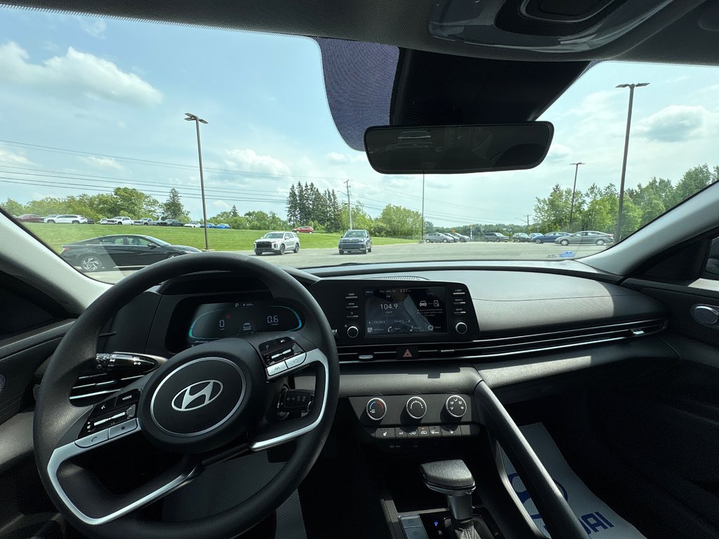 Hyundai Elantra Essential IVT 2025 à Bathurst, Nouveau-Brunswick - 12 - w1024h768px