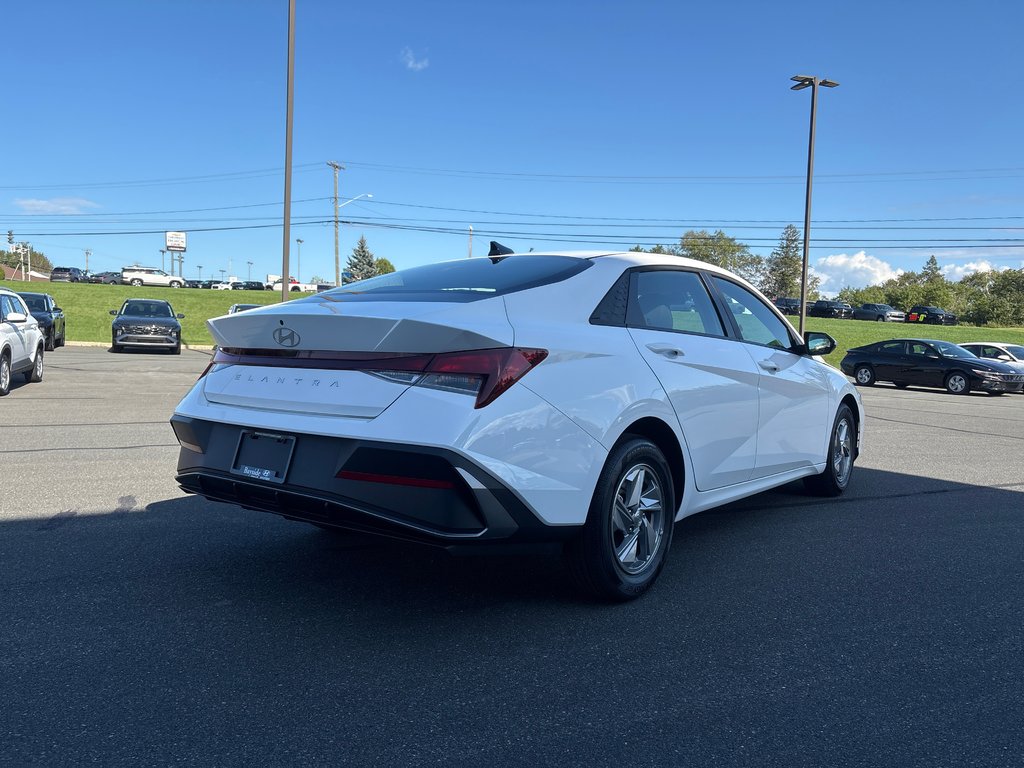 Hyundai Elantra Essential IVT 2026 à Bathurst, Nouveau-Brunswick - 8 - w1024h768px