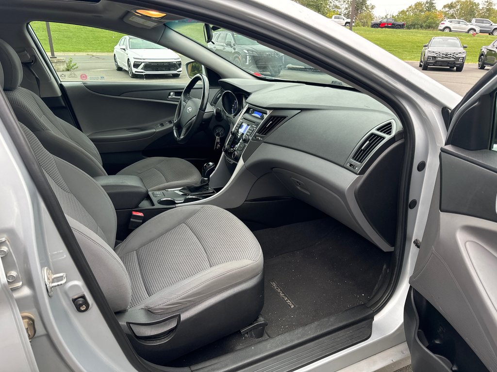 2011  Sonata GLS in Bathurst, New Brunswick - 9 - w1024h768px