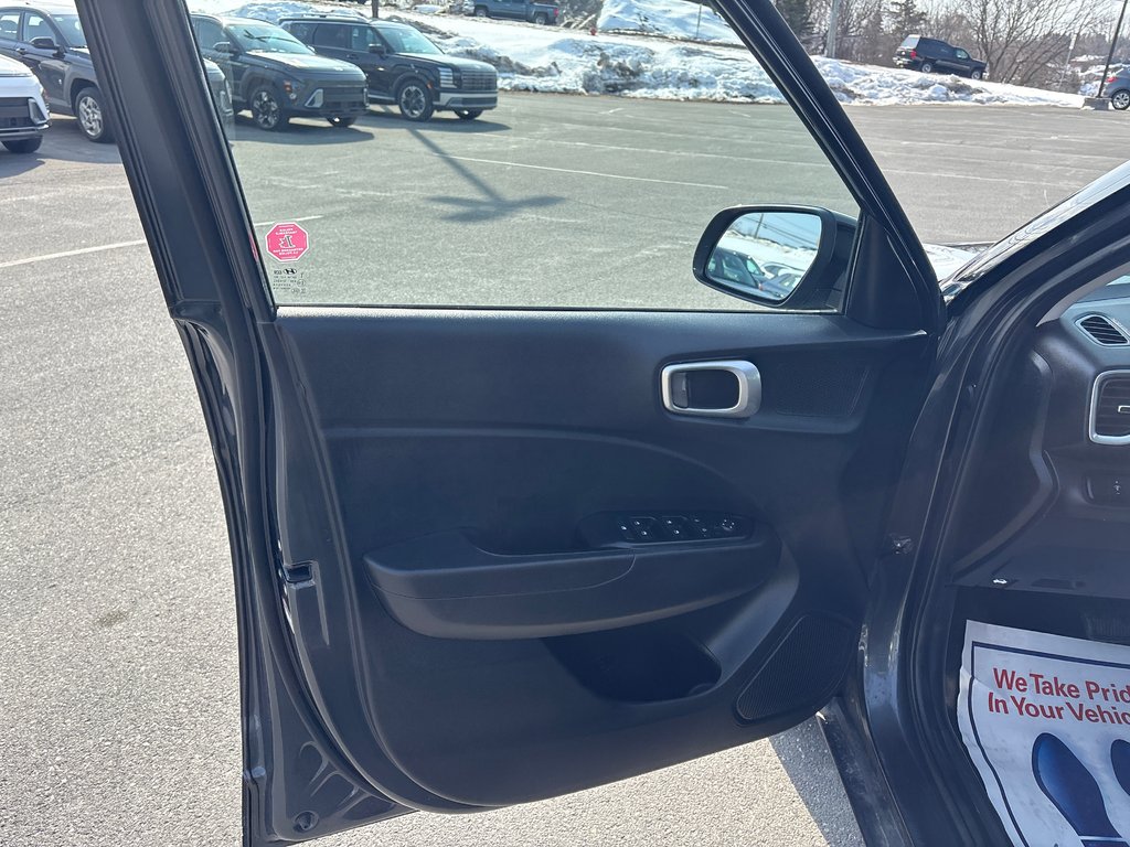 2022 Hyundai Venue Essential in Bathurst, New Brunswick - 9 - w1024h768px