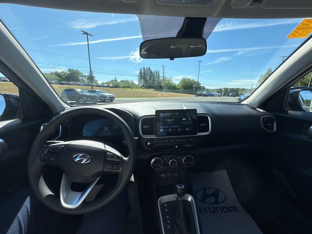 2025 Hyundai Venue Essential IVT w/Two-Tone in Bathurst, New Brunswick - 9 - w1024h768px