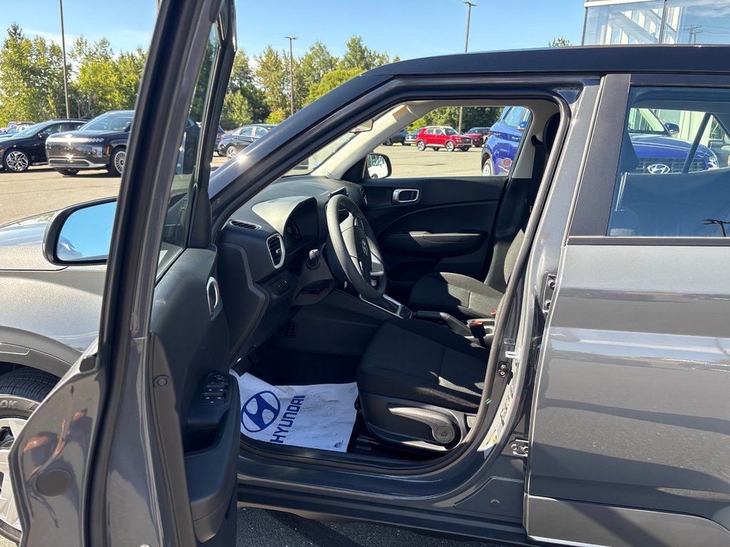 2025 Hyundai Venue Essential IVT w/Two-Tone in Bathurst, New Brunswick - 7 - w1024h768px