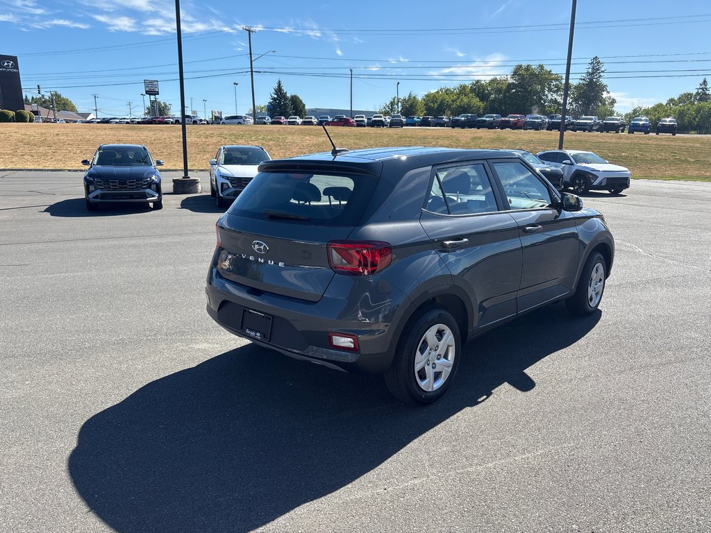 2025 Hyundai Venue Essential IVT w/Two-Tone in Bathurst, New Brunswick - 5 - w1024h768px
