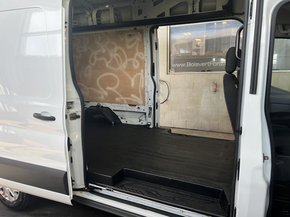 2017 Ford Cargo T-250 EL toit surélevé 148 po PNBV de 9 in Boucherville, Quebec - 10 - w1024h768px