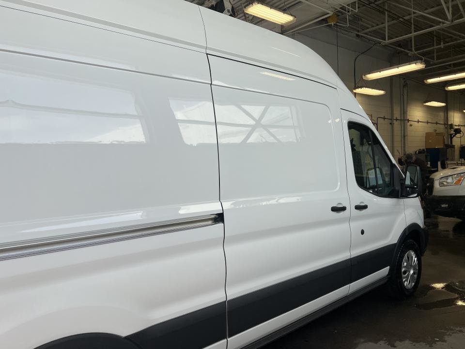 2017 Ford Cargo T-250 EL toit surélevé 148 po PNBV de 9 in Boucherville, Quebec - 9 - w1024h768px