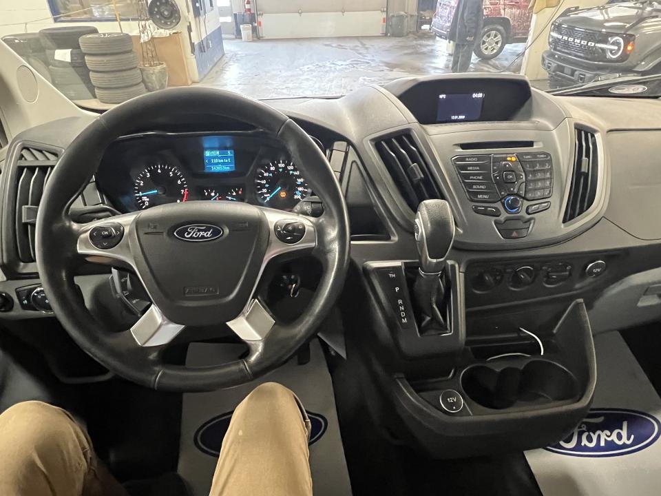 2017 Ford Cargo T-250 toit moyen 148 po PNBV de 9 000 lb porte cou in Boucherville, Quebec - 14 - w1024h768px