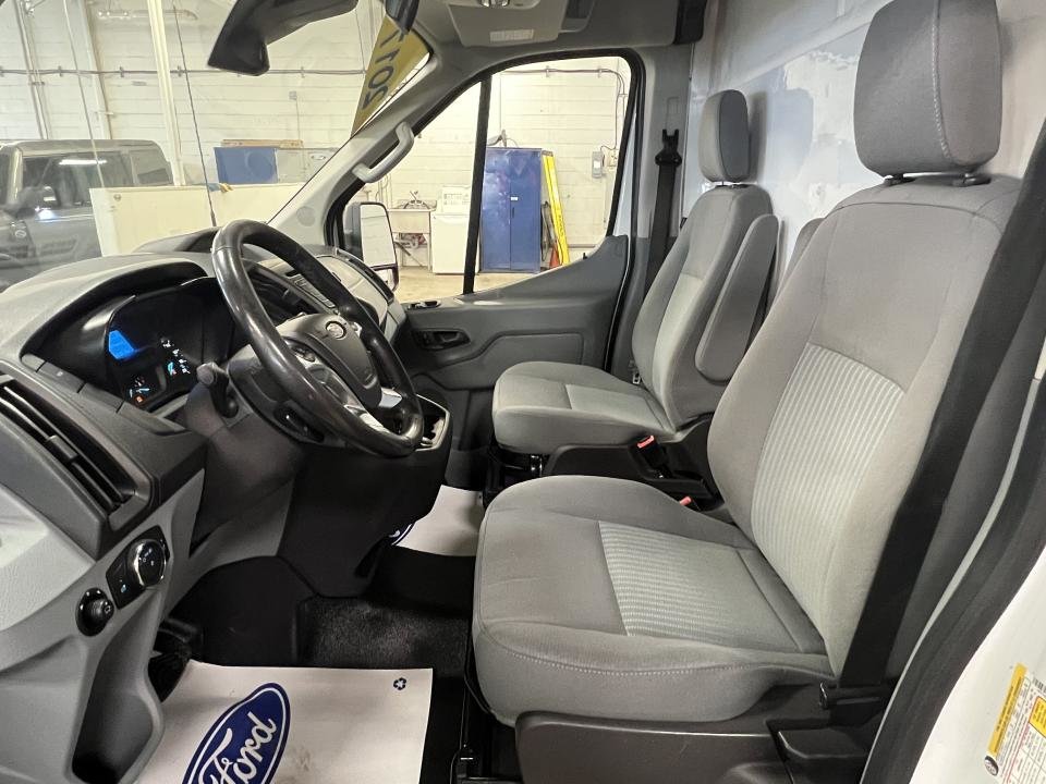 2017 Ford Cargo T-250 toit moyen 148 po PNBV de 9 000 lb porte cou in Boucherville, Quebec - 11 - w1024h768px