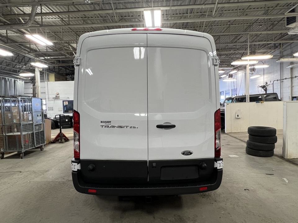 2017 Ford Cargo T-250 toit moyen 148 po PNBV de 9 000 lb porte cou in Boucherville, Quebec - 8 - w1024h768px
