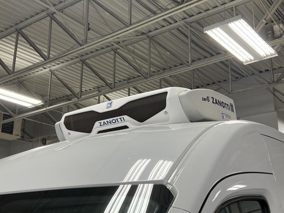 2017 Ford Cargo T-250 toit moyen 148 po PNBV de 9 000 lb porte cou in Boucherville, Quebec - 7 - w1024h768px