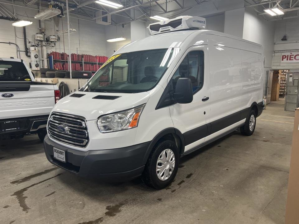 2017 Ford Cargo T-250 toit moyen 148 po PNBV de 9 000 lb porte cou in Boucherville, Quebec - 2 - w1024h768px