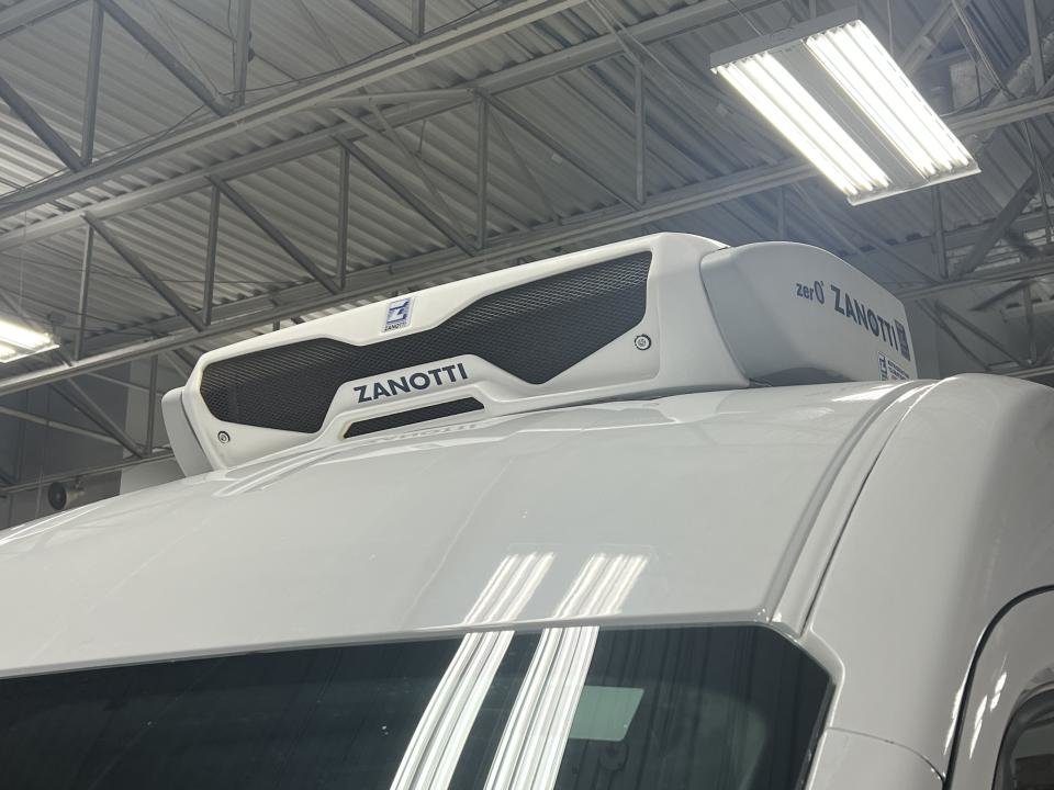 2017 Ford Cargo T-250 toit moyen 148 po PNBV de 9 000 lb porte cou in Boucherville, Quebec - 5 - w1024h768px