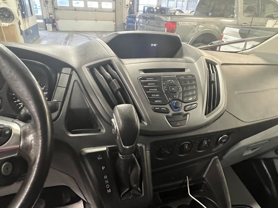 2017 Ford Cargo T-250 toit moyen 148 po PNBV de 9 000 lb porte cou in Boucherville, Quebec - 14 - w1024h768px