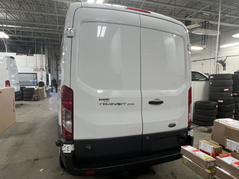 2017 Ford Cargo T-250 toit moyen 148 po PNBV de 9 000 lb porte cou in Boucherville, Quebec - 6 - w1024h768px