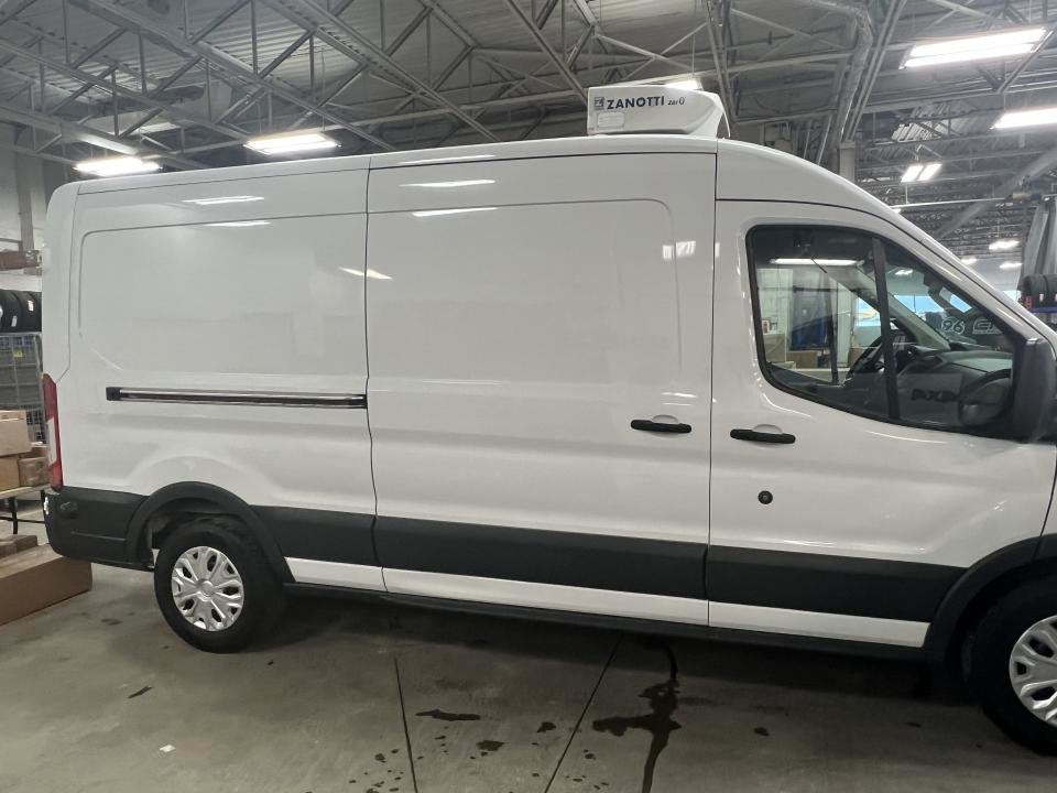 2017 Ford Cargo T-250 toit moyen 148 po PNBV de 9 000 lb porte cou in Boucherville, Quebec - 8 - w1024h768px