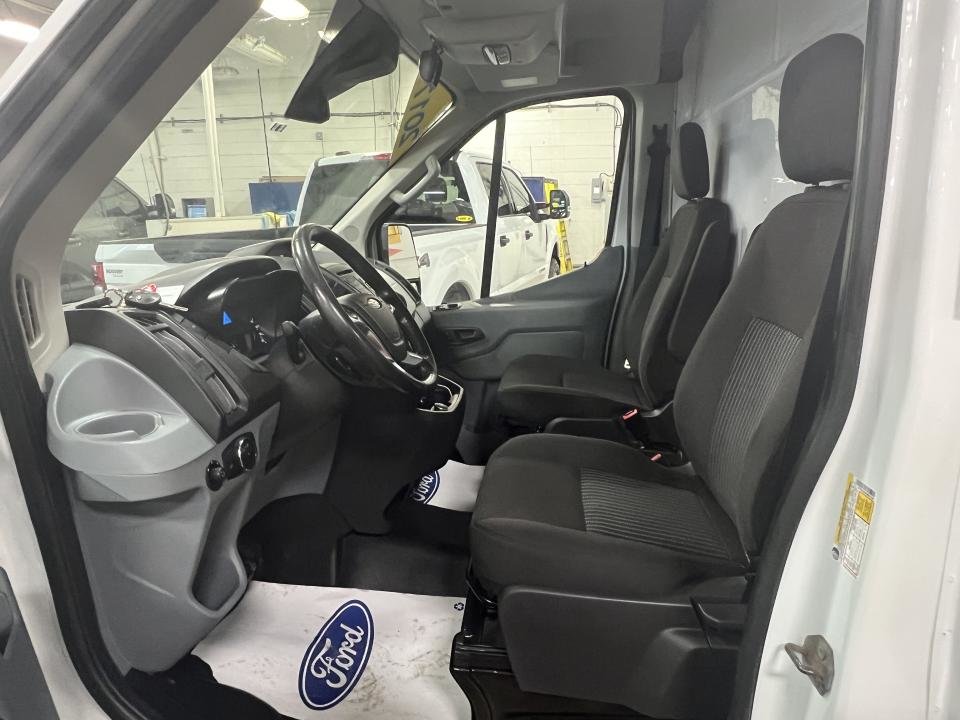 2017 Ford Cargo T-250 toit moyen 148 po PNBV de 9 000 lb porte cou in Boucherville, Quebec - 12 - w1024h768px