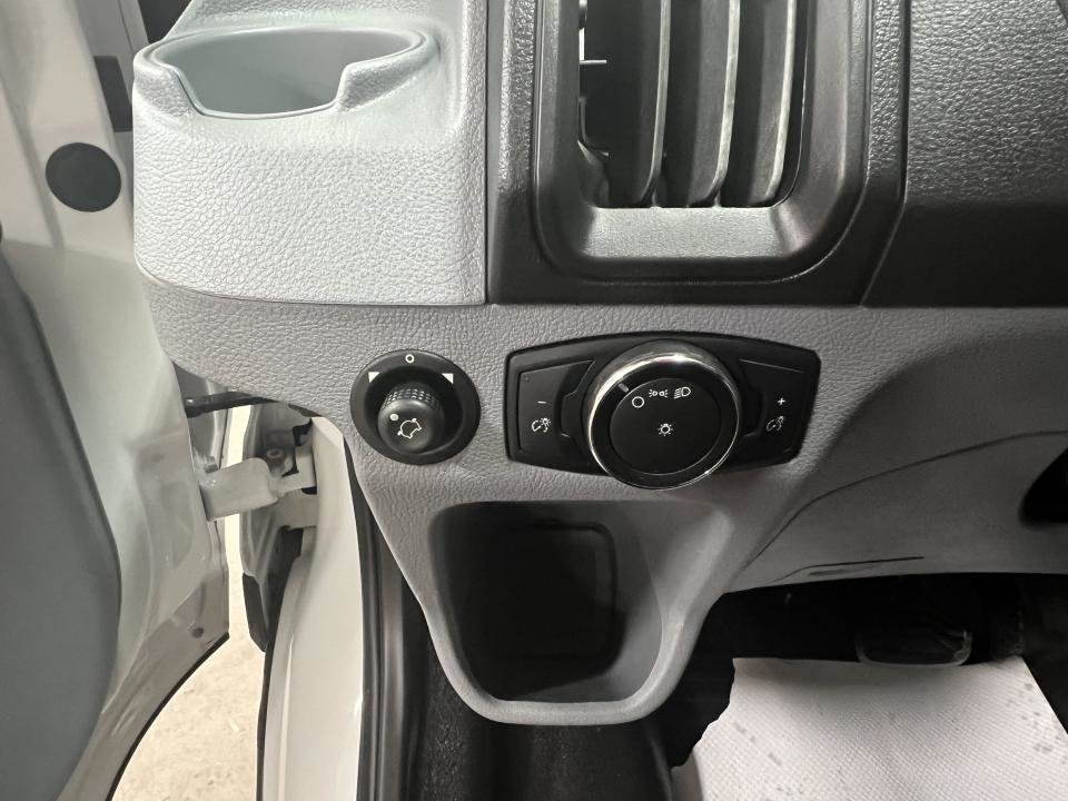 2017 Ford Cargo T-250 toit moyen 148 po PNBV de 9 000 lb porte cou in Boucherville, Quebec - 17 - w1024h768px