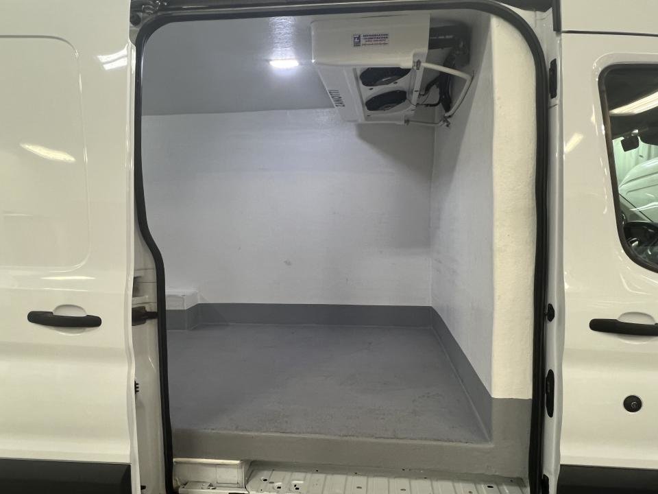 2017 Ford Cargo T-250 toit moyen 148 po PNBV de 9 000 lb porte cou in Boucherville, Quebec - 9 - w1024h768px