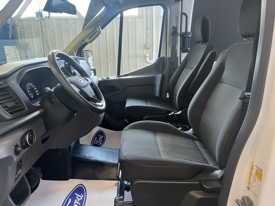 2021 Ford Cargo T-250 PA toit moyen 130 po PNBV de 9 070 lb in Boucherville, Quebec - 10 - w1024h768px