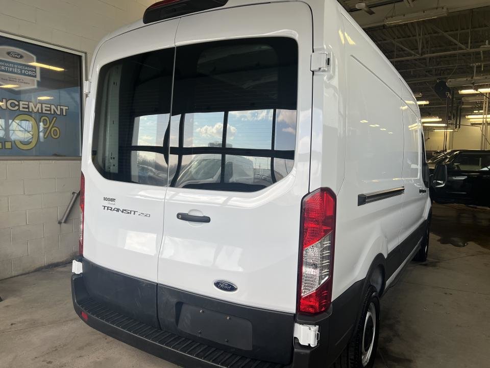 2021 Ford Cargo T-250 PA toit moyen 130 po PNBV de 9 070 lb in Boucherville, Quebec - 8 - w1024h768px
