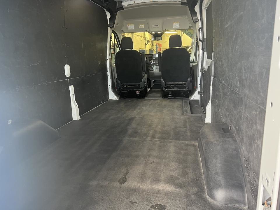 2021 Ford Cargo T-250 PA toit moyen 130 po PNBV de 9 070 lb in Boucherville, Quebec - 9 - w1024h768px