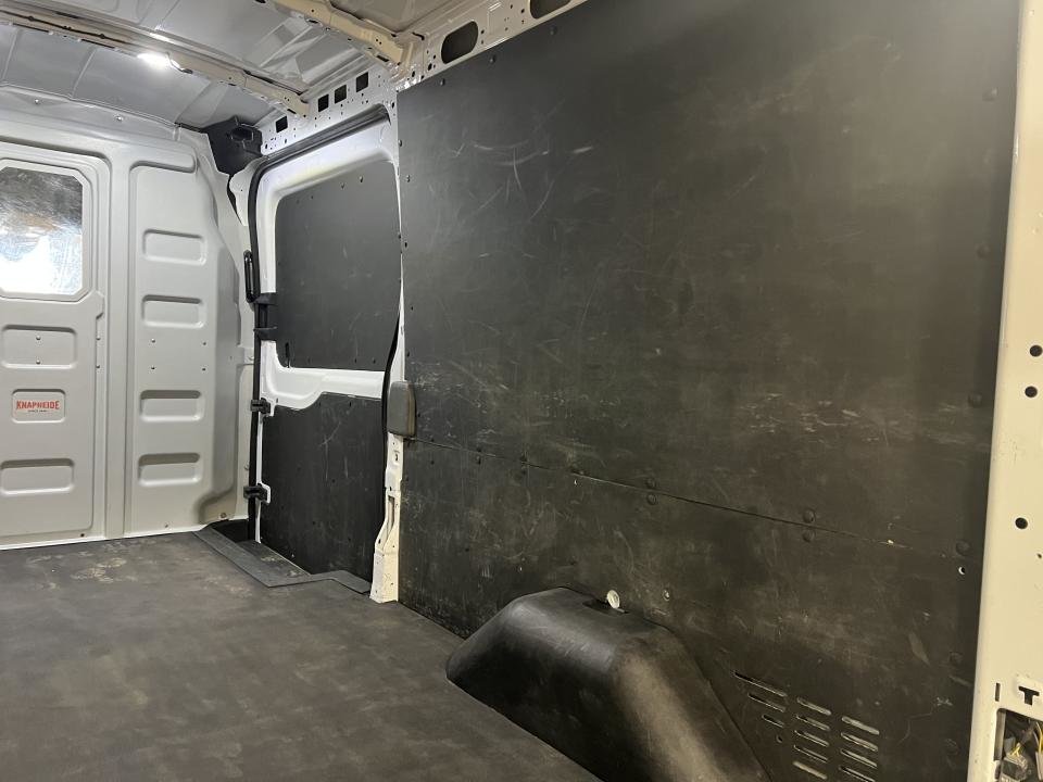 2021 Ford Cargo T-250 PA toit moyen 130 po PNBV de 9 070 lb in Boucherville, Quebec - 9 - w1024h768px