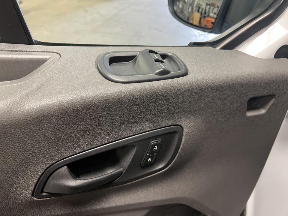 2021 Ford Cargo T-250 PA toit moyen 130 po PNBV de 9 070 lb in Boucherville, Quebec - 17 - w1024h768px
