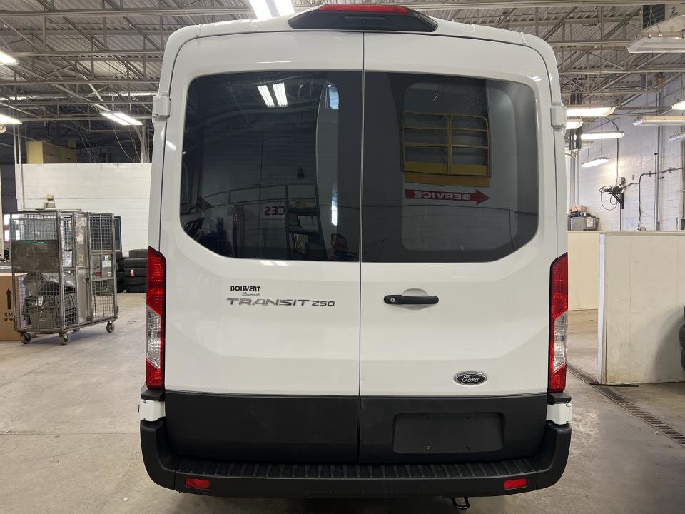 2021 Ford Cargo T-250 PA toit moyen 130 po PNBV de 9 070 lb in Boucherville, Quebec - 6 - w1024h768px